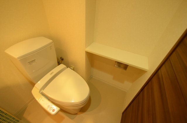 トイレ　温水洗浄便座付きのトイレです♪