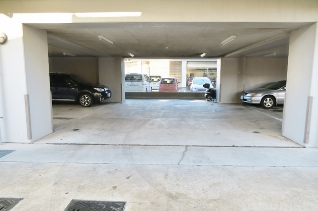駐車場　【空要確認】駐車場は屋根付き区画もあります。