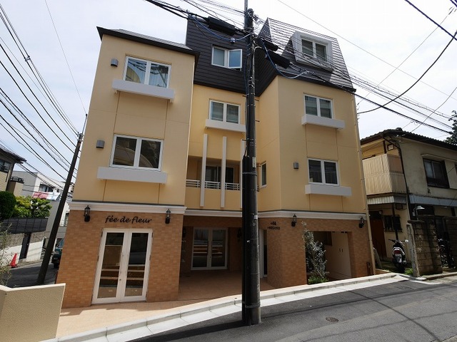 建物外観　１階店舗はフラワーショップ♪
