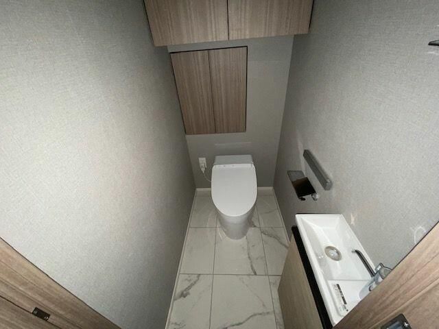 トイレ　落ち着いた色調のトイレです