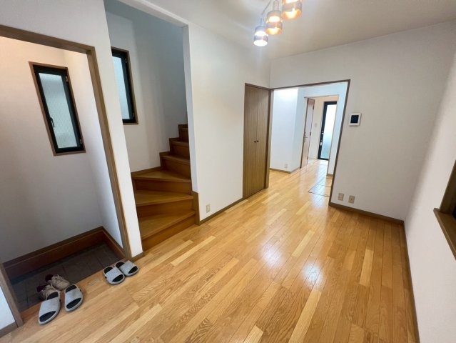 千鳥が丘3丁目戸建の居間写真