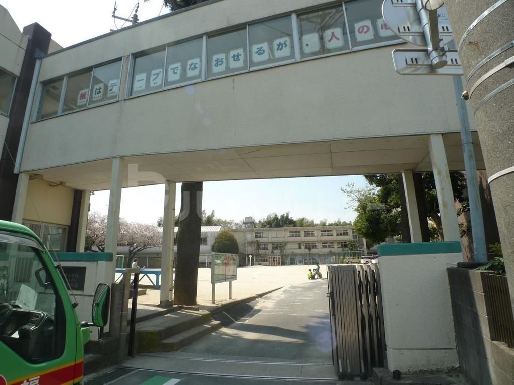 小学校　松戸市立小金小学校（小学校）まで520m