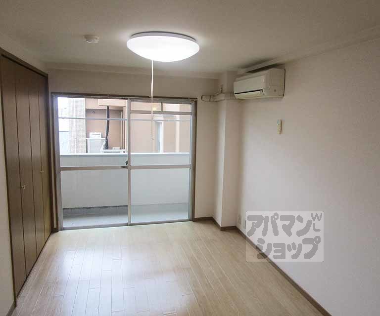 居室・リビング　３０３号室の写真です。
