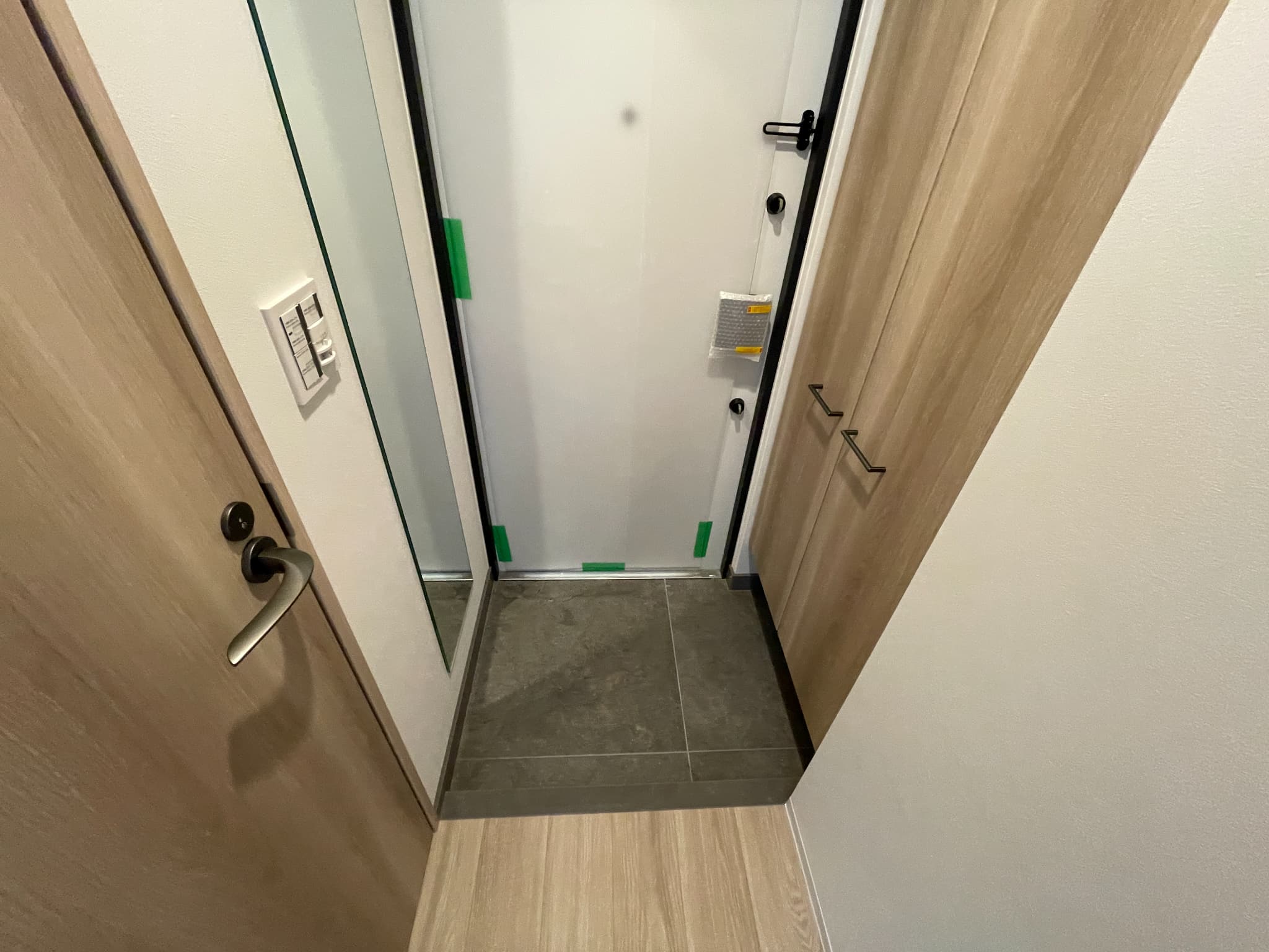 玄関　同タイプ別部屋の写真になります。