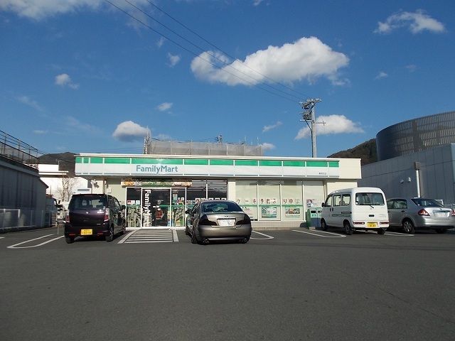 コンビニ　ファミリーマート（コンビニ）まで750m
