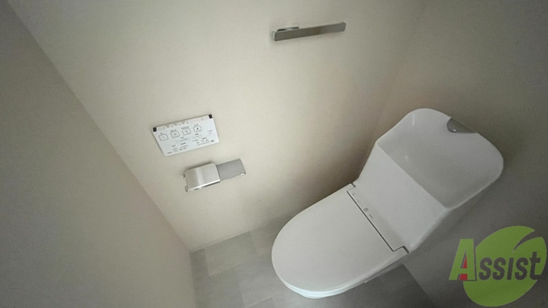 トイレ　トイレです。温水洗浄付きで、上部には棚があります。
