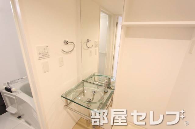 洗面設備　オシャレな独立洗面台です。