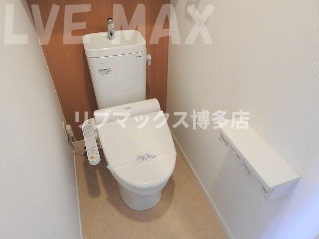 トイレ　人気のウォシュレット付きです☆
