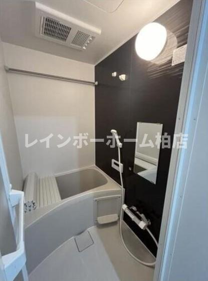 バス・シャワールーム　追い焚き機能・浴室乾燥機があります