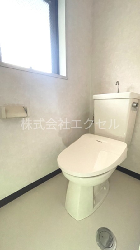 トイレ　嬉しいウォシュレット付きのトイレです。