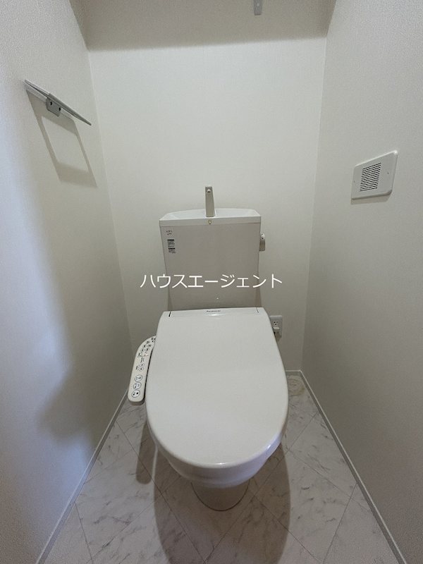 トイレ　洗浄便座です。