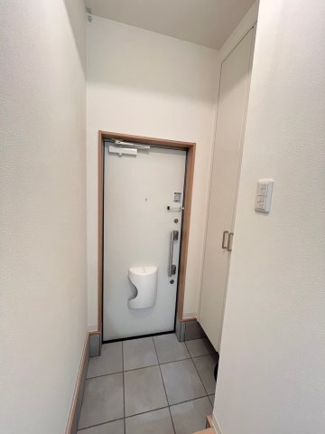 玄関　同物件、別号室の写真です。