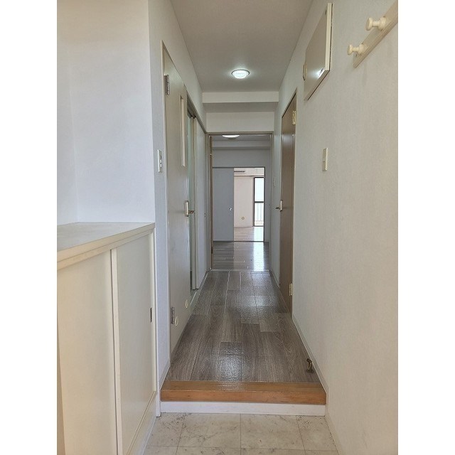玄関　カウンタータイプのシューズボックス