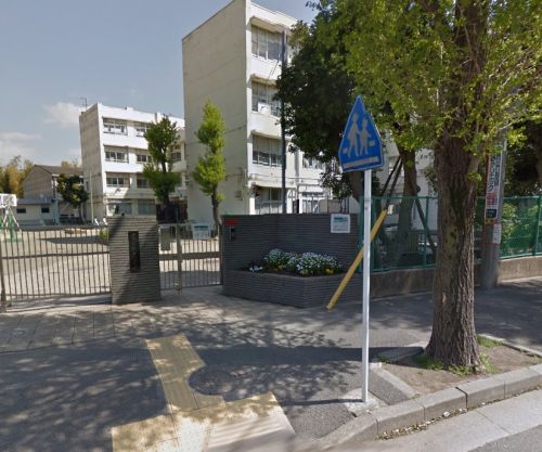 小学校　横浜市立勝田小学校（小学校）まで418m