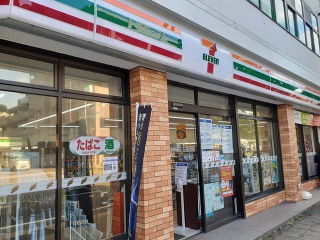コンビニ　セブンイレブン（コンビニ）まで350m