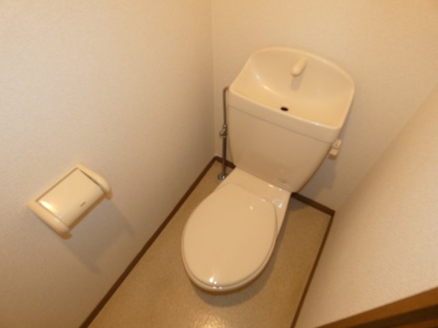 トイレ　落ち着いた色調のトイレです