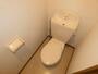 トイレ　落ち着いた色調のトイレです