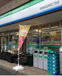 コンビニ　ファミリーマート世田谷北沢四丁目店（コンビニ）まで242m