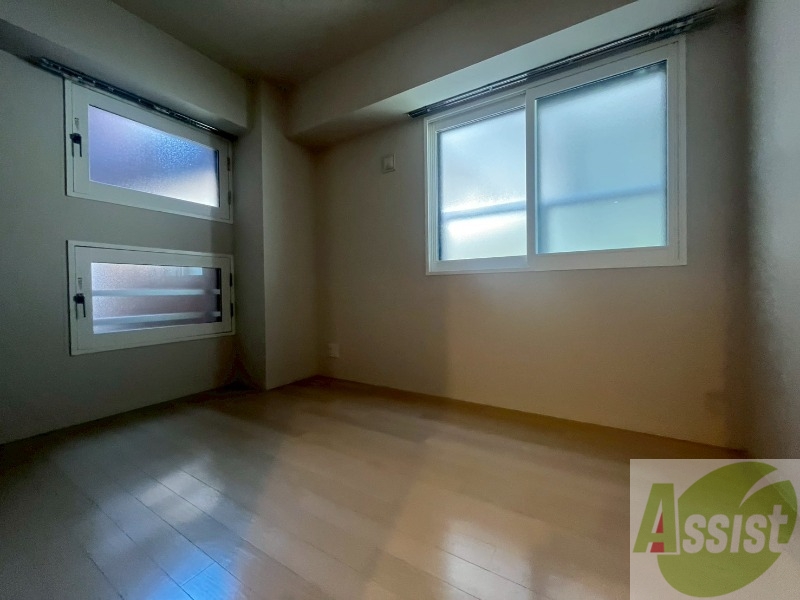 その他部屋・スペース　寝室はこちらです。光が差し込む、温かみのあるお部屋です。