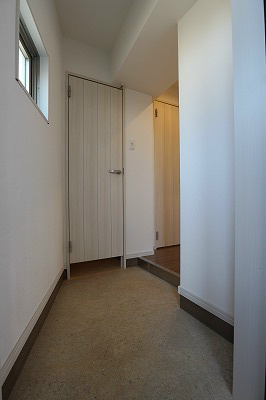 玄関　玄関にも窓あり！