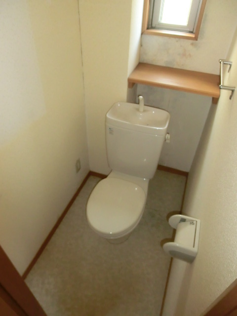 トイレ　窓も付いて換気しやすいですね。