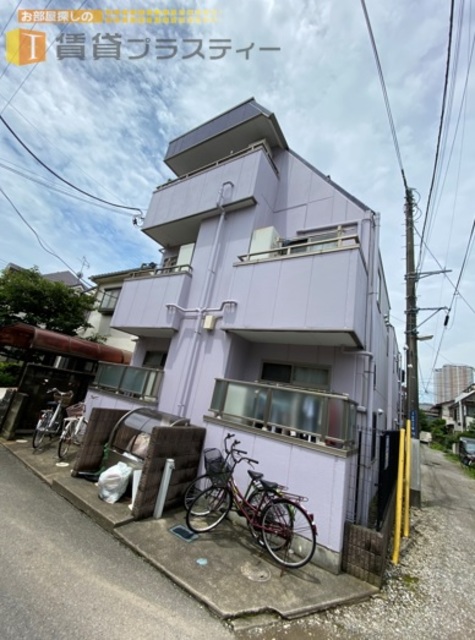 建物外観　鮮やかなカラーが魅力のピレウス。