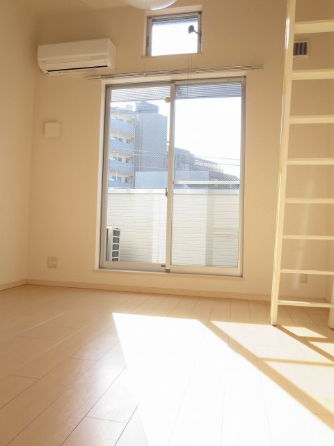 居室・リビング　同設備違うお部屋　窓大きく採光良好