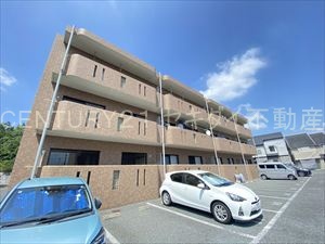 建物外観　バイク置場/敷地内駐車場/南向き