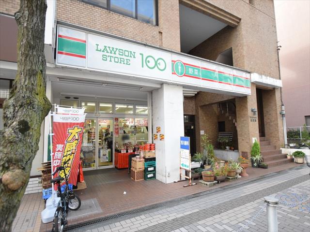 コンビニ　ローソンストア１００（コンビニ）まで302m