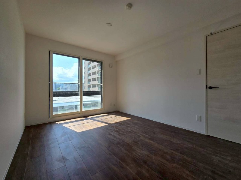 その他部屋・スペース　こちらのお部屋は光が差し込む、温かみのあるお部屋です。