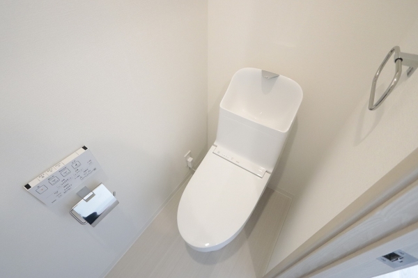 トイレ　温水シャワー付きトイレです