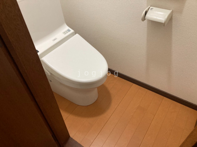 トイレ　嬉しい温水洗浄便座付きのトイレです。