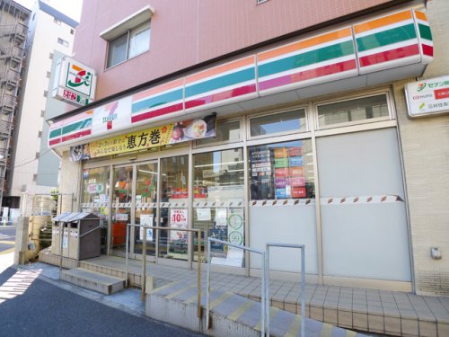 コンビニ　セブンイレブン 北区王子神谷駅南店（コンビニ）まで1m