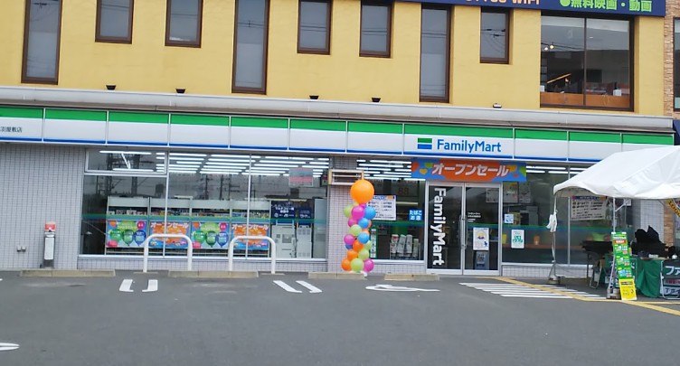 コンビニ　ファミリーマート伏見出羽屋敷店（コンビニ）まで373m