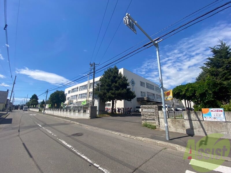 小学校　札幌市立新琴似西小学校（小学校）まで1060m