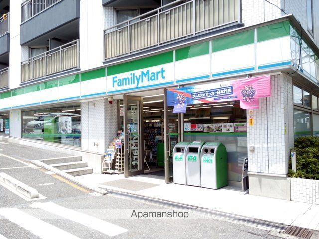 コンビニ　ファミリーマート牛込柳町駅前店（コンビニ）まで431m
