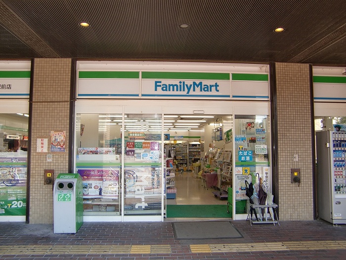 コンビニ　ファミリーマート（コンビニ）まで1100m