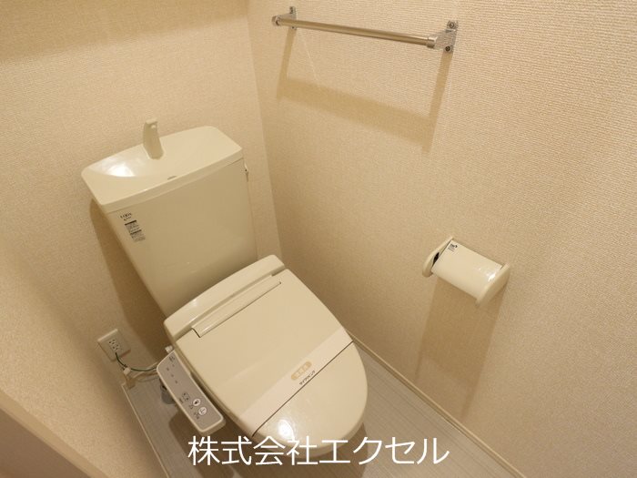 トイレ　温水洗浄便座です。