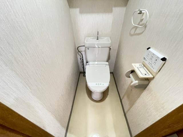 トイレ　温水洗浄便座付きです。