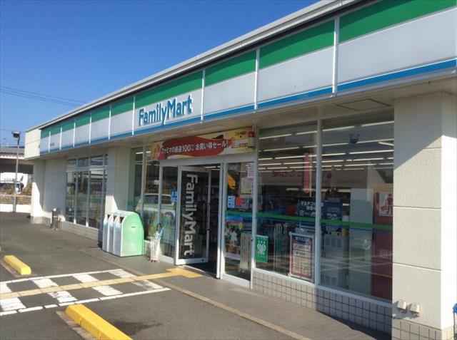 コンビニ　ファミリーマート（コンビニ）まで819m