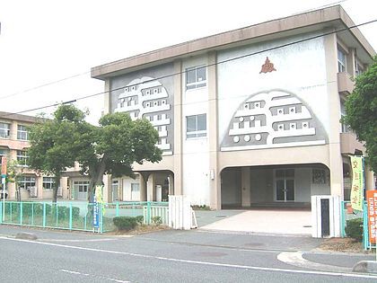 中学校　桜ケ丘中学校（中学校）まで1052m