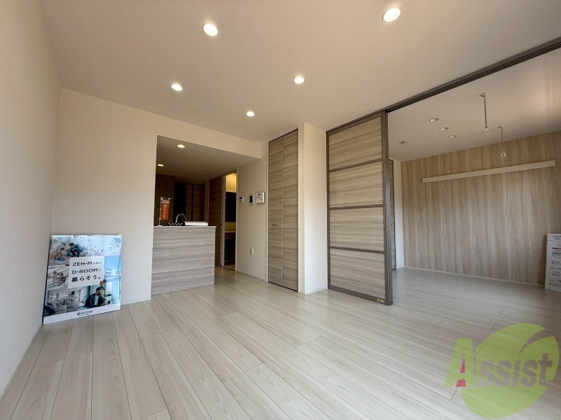 居室・リビング　白を基調とした綺麗なお部屋ですね。日当たりも良好です