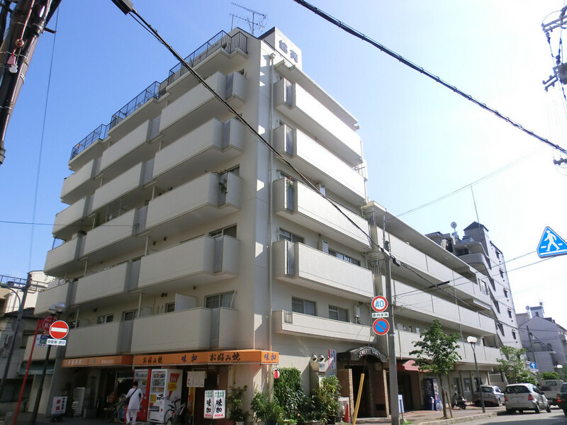 建物外観　シャープなデザインが印象的な洗練の住まい