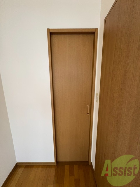 収納　こちらはクローゼットになります。衣類の収納に便利です。