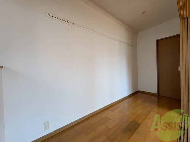 その他部屋・スペース　こちらは３．４帖の洋室になります。収納箇所もございます。