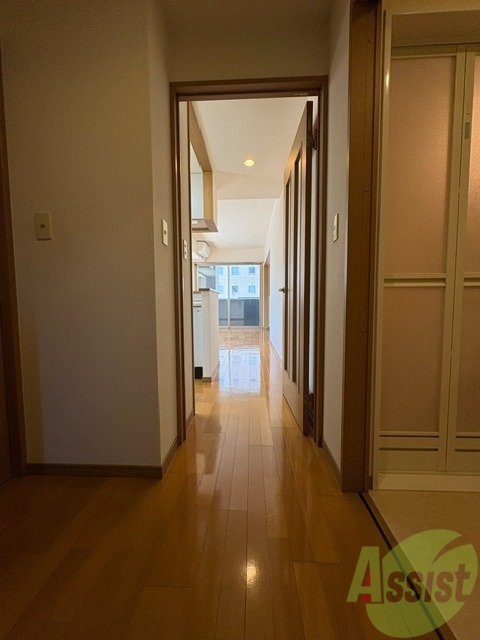 玄関　こちらは玄関になります。照明設備もございます。