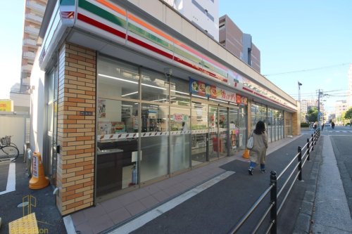 コンビニ　セブンイレブン 大阪北堀江4丁目店（コンビニ）まで528m