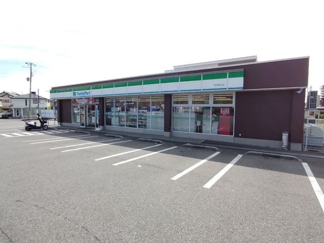 コンビニ　ファミリーマート甲府荒川店　徒歩５分（コンビニ）まで400m