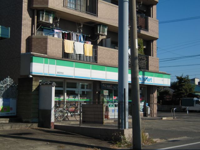 コンビニ　ファミリーマート（コンビニ）まで460m