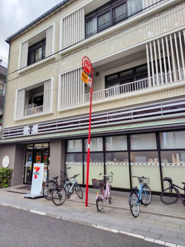 コンビニ　セブンイレブン（コンビニ）まで161m